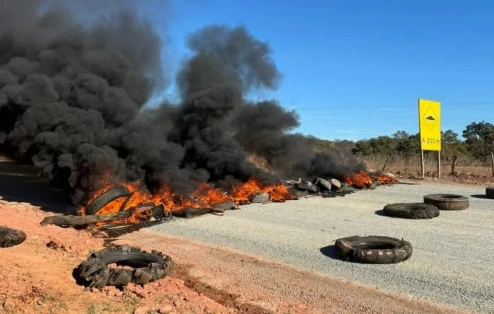 Entrada da cidade foi fechada com pneus queimados