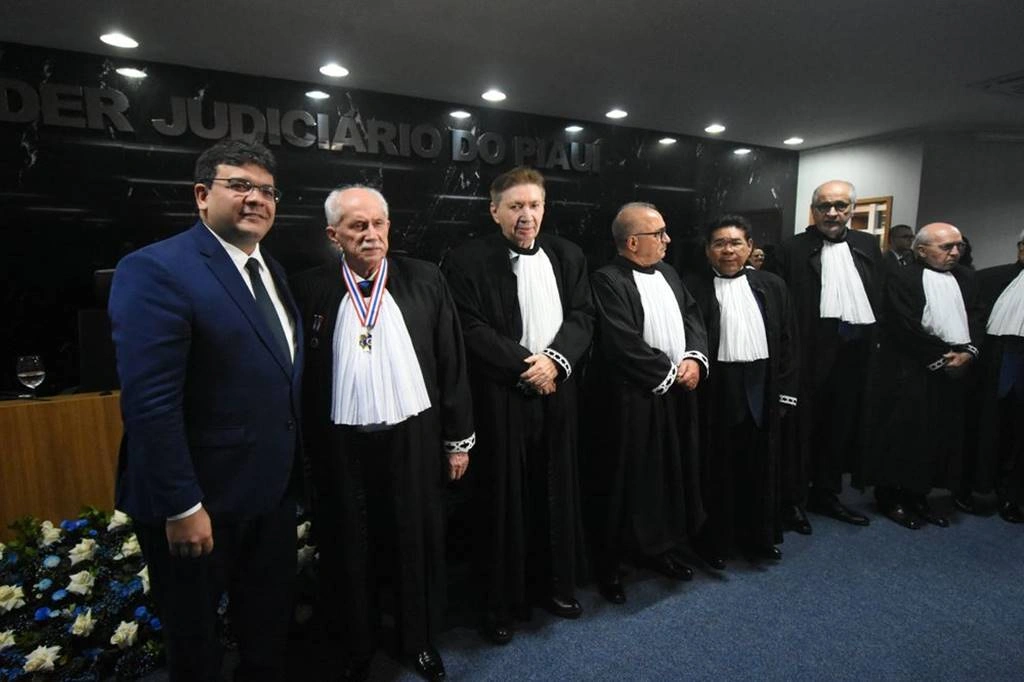 Governador em posse de novo desembargador do TJ-PI