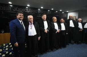 Governador em posse de novo desembargador do TJ-PI (Foto: Reprodução)