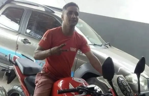 Homem morre em trágico acidente de moto envolvendo ônibus na BR-135 em Corrente