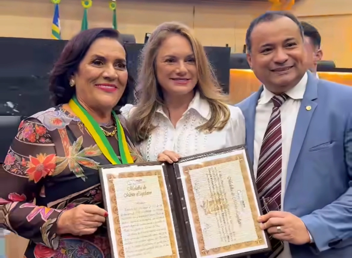 Maria Teresa Lira recebe homenagem da Alepi por 30 anos prestados à Casa