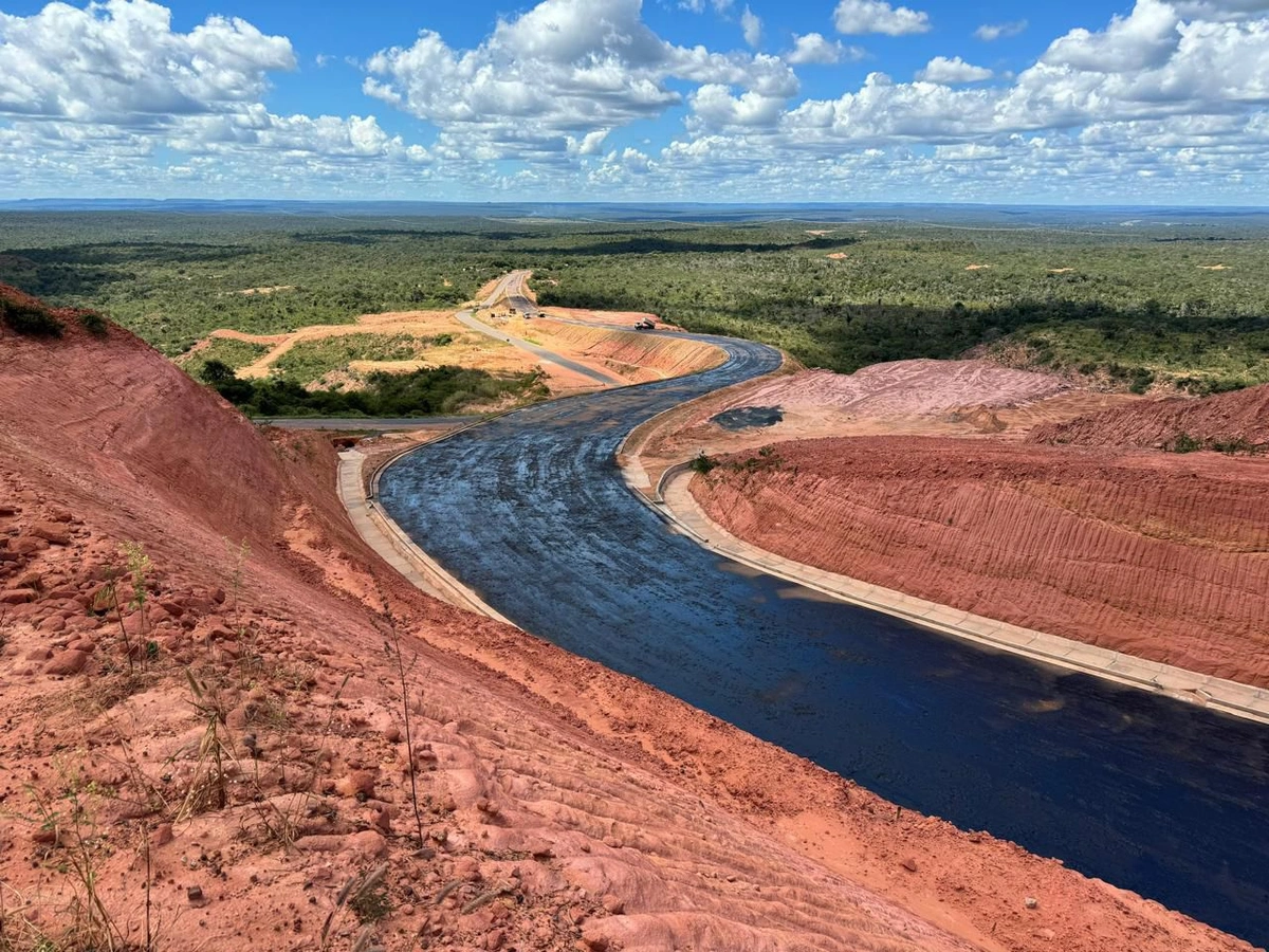 Obra asfáltica na Serra do Quilombo