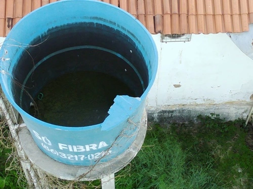Perigo! Vizinhos de creche denunciam caixa d’água sem tampa no centro de Timon