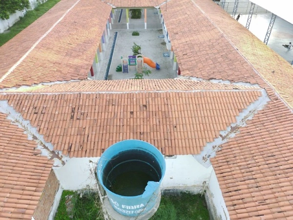 Perigo! Vizinhos de creche denunciam caixa d’água sem tampa no centro de Timon