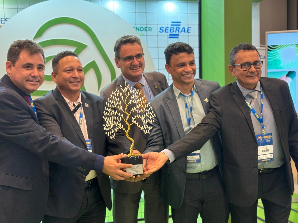 Prefeito de Alvorada do Gurgueia, Lécio Bezerra, recebe a homenagem durante lançamento do projeto Brasil Sustentável em Brasília