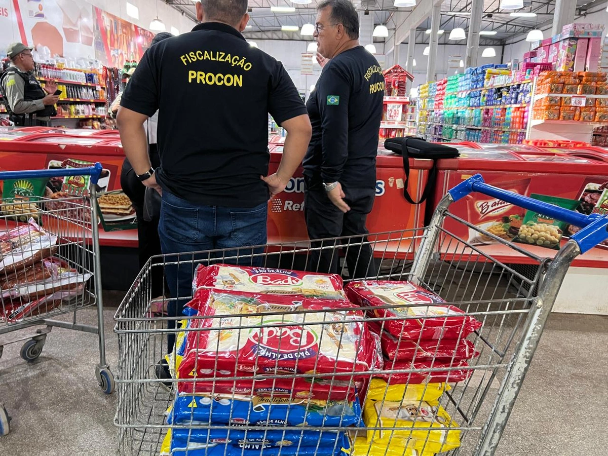 Procon deflagra operação em estabelecimentos e apreende mercadorias vencidas no PI