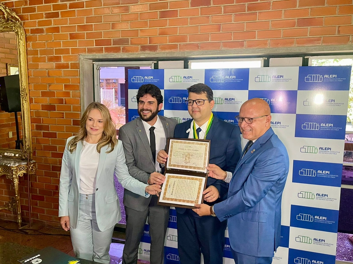 Secretário de Segurança Chico Lucas recebe a Medalha do Mérito Legislativo