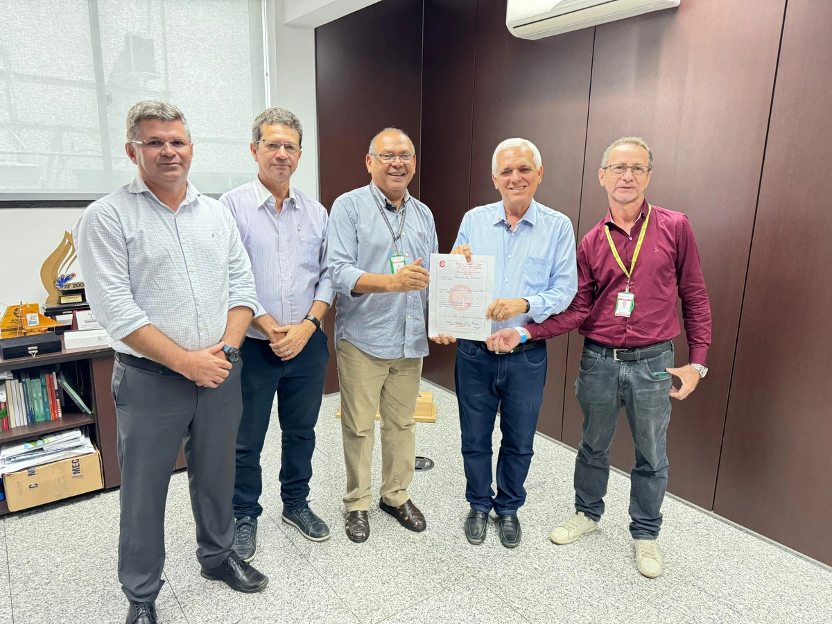 Vice-governador entrega registro de imóvel para construção do IFPI em Esperantina