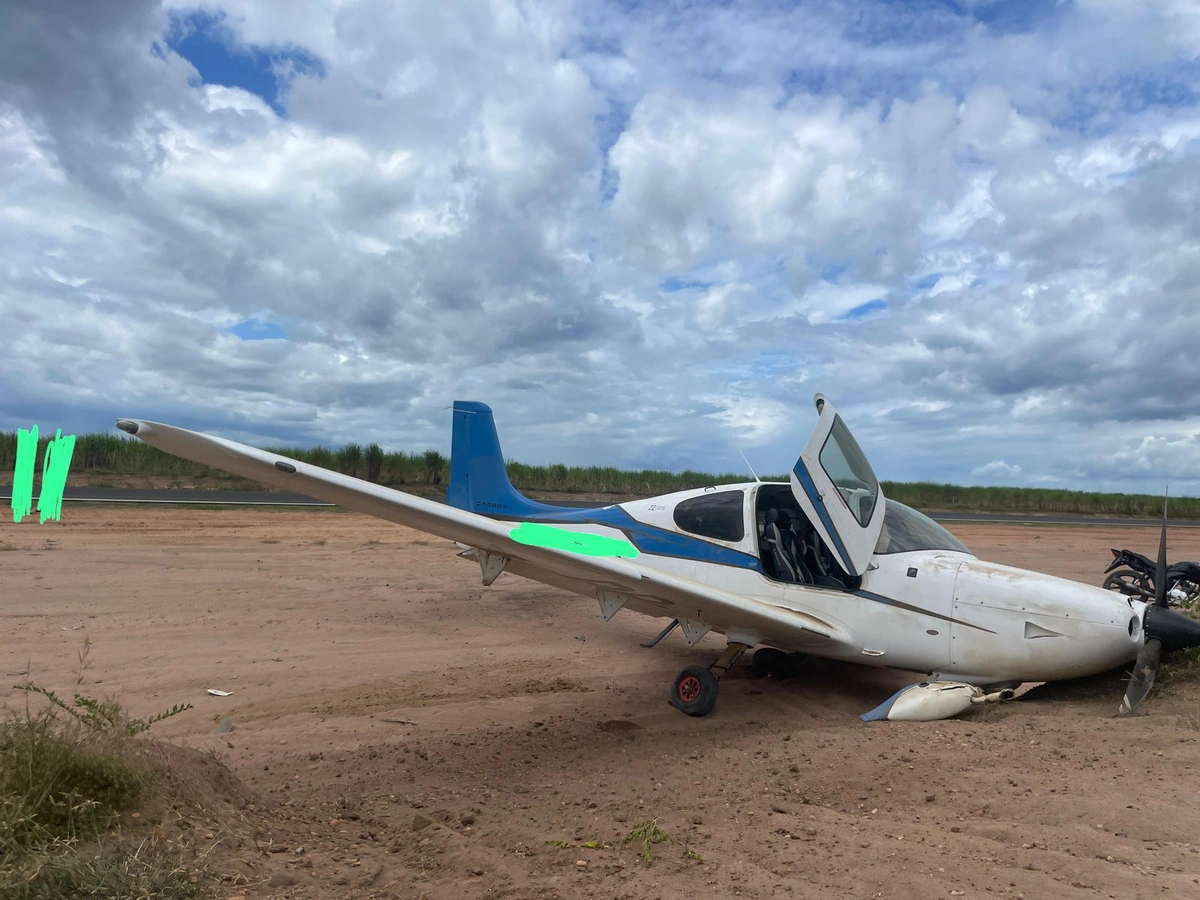 Avião após decolar saiu da pista e caiu em banco de areia em Teresina