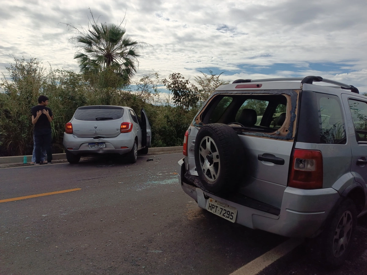 Caminhão parado sem sinalização causa acidente com três carros de passeio no Piauí