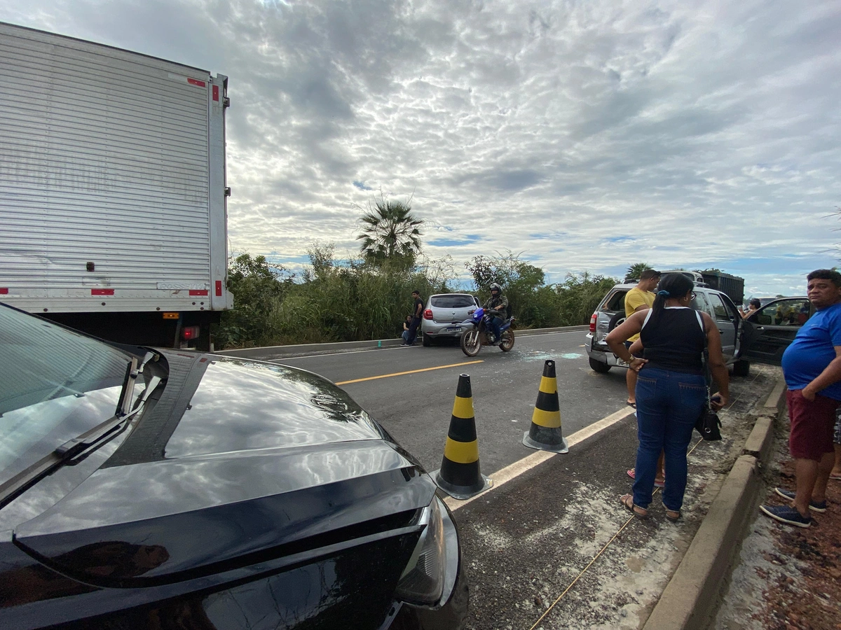 Caminhão usado em obra causa acidente com três carros de passeio em Piauí