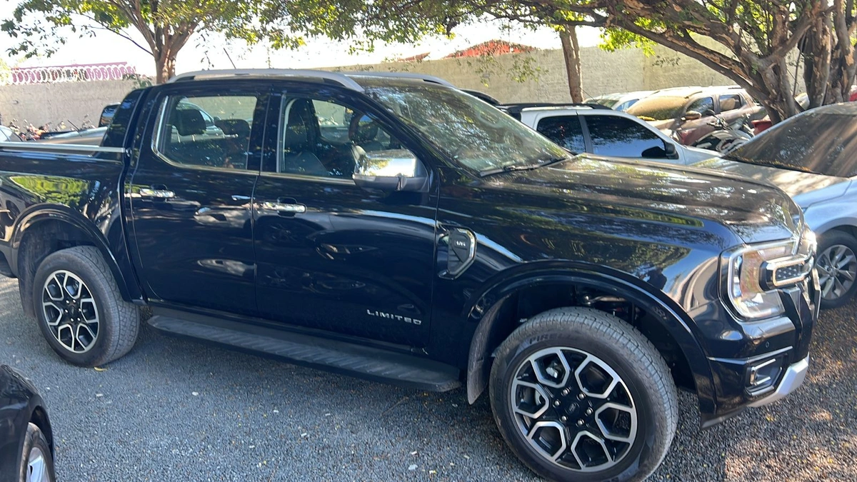 Carro de luxo apreendido durante operação