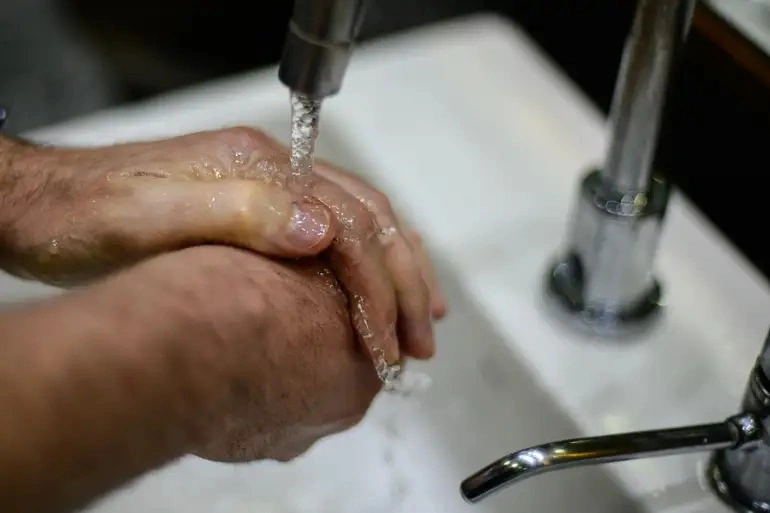 Desperdício de água potável no Piauí cai, mas ainda está bem acima do aceitável
