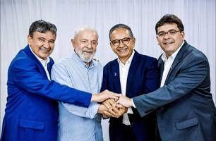 Dr. Hélio discute o futuro de Parnaíba ao lado de Lula (Foto: Divulgação/Rede Social)