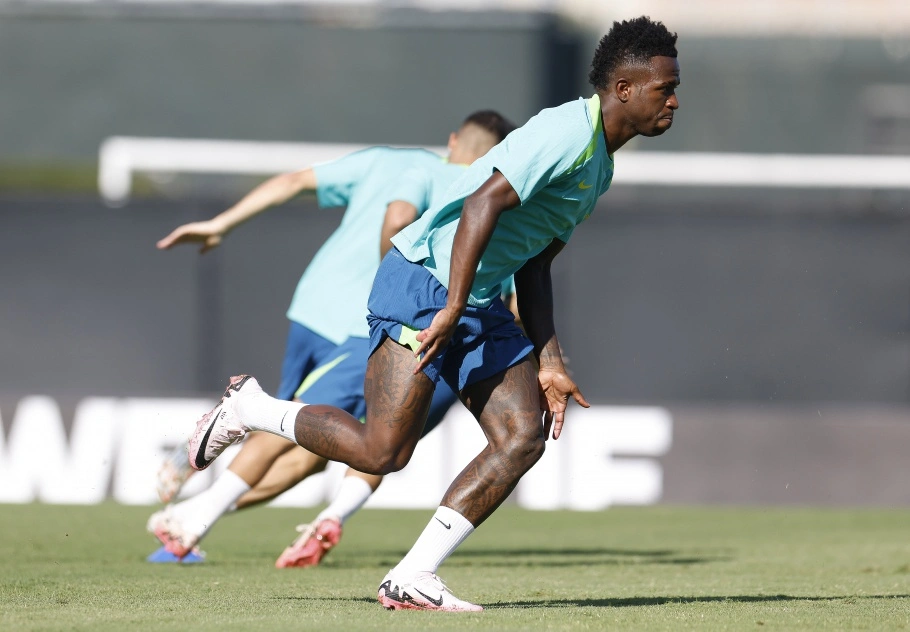 Vinicius Junior em ação no treino de domingo na UCLA