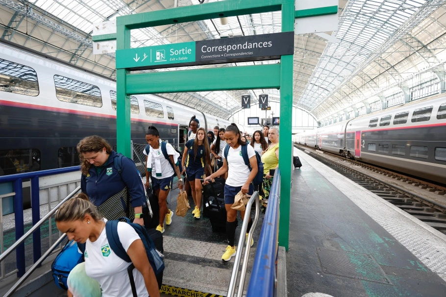 Delegação viajou de Paris a Bordeaux em TGV (trem de alta velocidade)