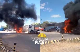 Duas carretas  e um ônibus pegam fogo em posto de combustíveis em Teresina (Foto: Reprodução)