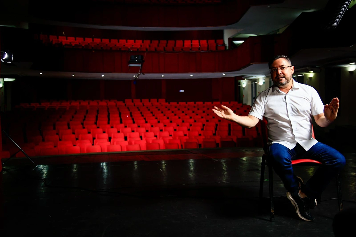Fábio Novo atua em gravação de documentário dos 130 anos do Theatro 4 de Setembro