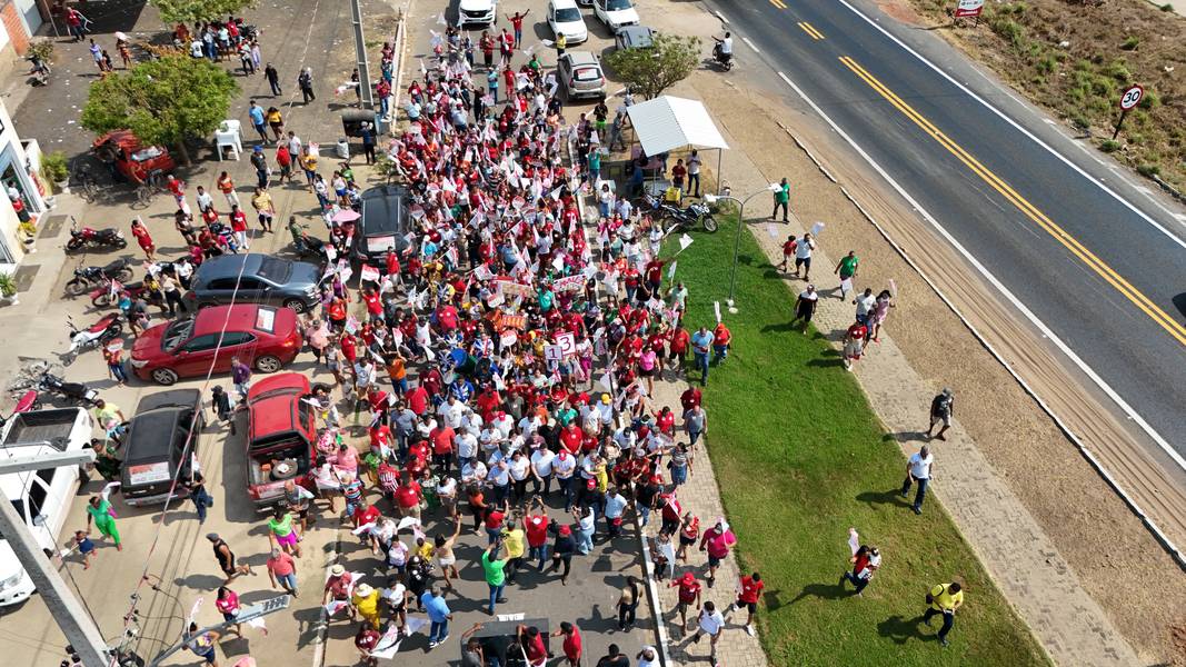 Ao lado de Rafael Fonteles, Camila Barbosa realiza bandeiraço em Lagoa do Piauí