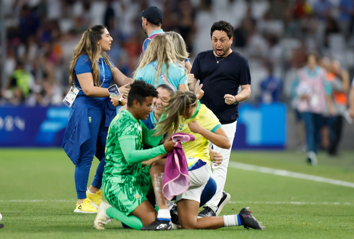 Arthur Elias em comemoração pela classificação da Seleção Brasileira para a final dos Jogos de Paris