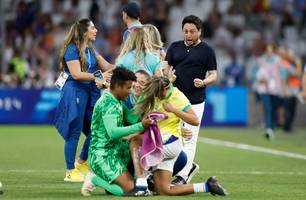 Arthur Elias em comemoração pela classificação da Seleção Brasileira para a final dos Jogos de Paris (Foto: Rafael Ribeiro/CBF)