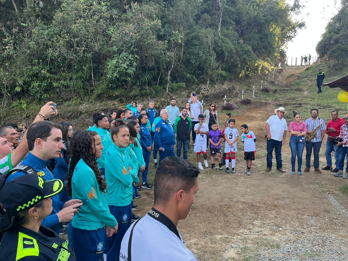 Atletas da Seleção visitam monumento em homenagem às vitimas do acidente aéreo