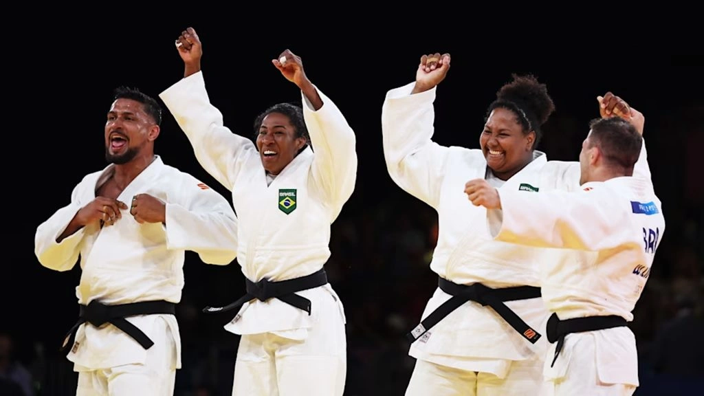 Brasil bate Itália e leva medalha de bronze no judô por equipes