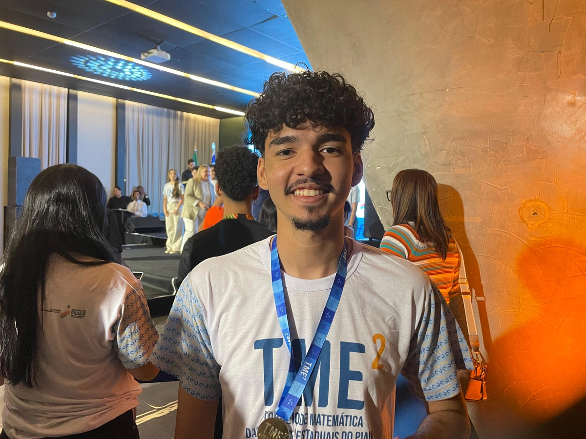 Governador premia mais de 200 estudantes vencedores de torneio de matemática