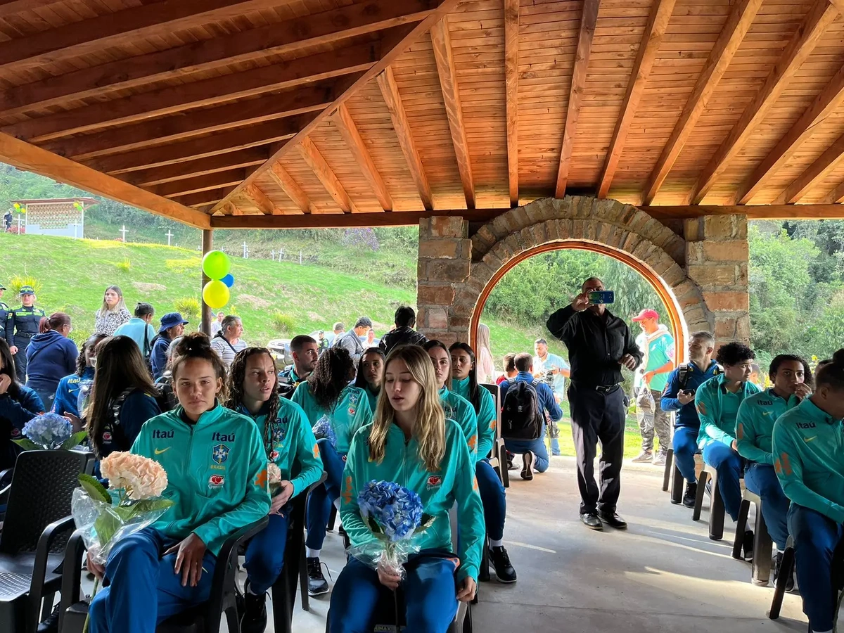 Jogadoras participam de cerimônia em homenagem às vítimas do acidente da delegação da Chapecoense em 2016