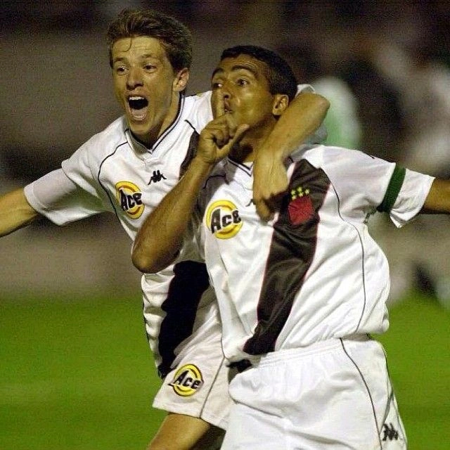 Juninho Paulista e Romário comemoram gol pelo Vasco