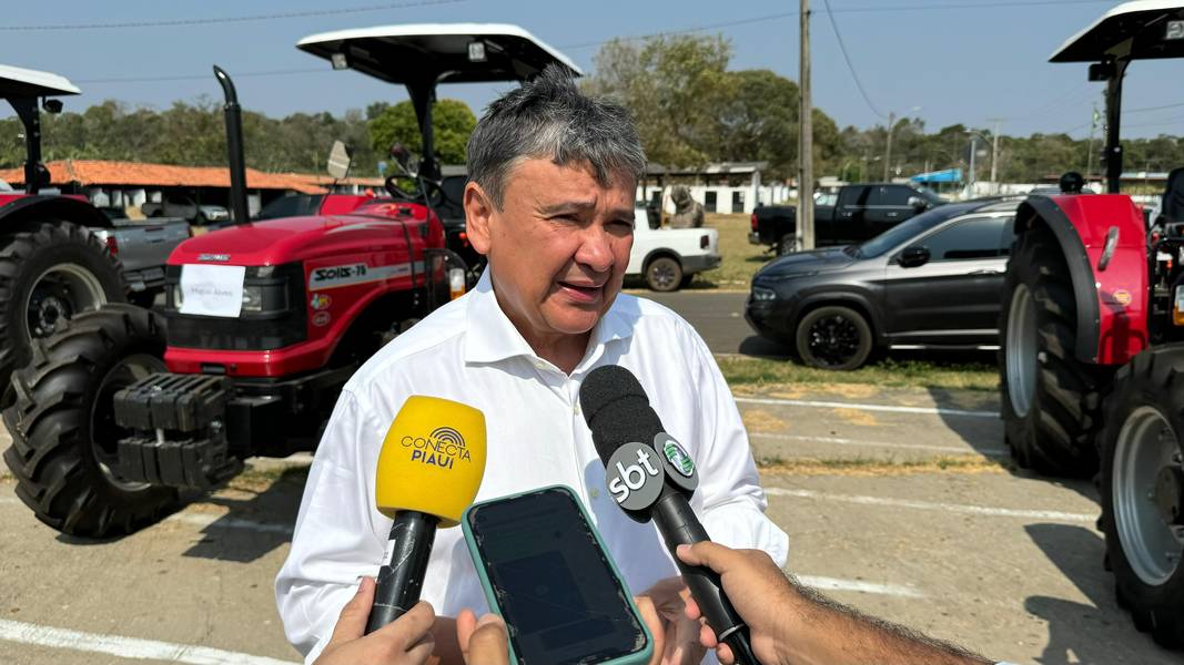 Ministro Wellington Dias entrega 45 tratores para municípios piauienses