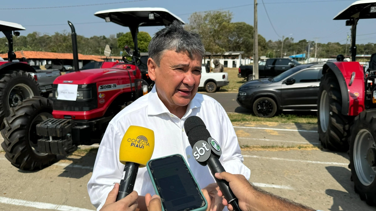 Ministro Wellington Dias entrega 45 tratores para municípios piauienses