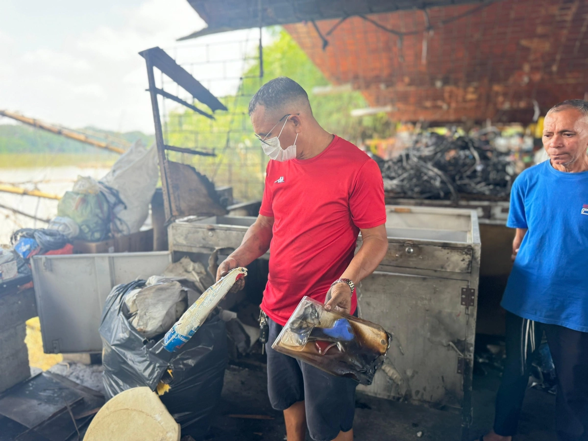 ‘Não sobrou nada’, diz comerciante após incêndio no Troca-Troca em Teresina