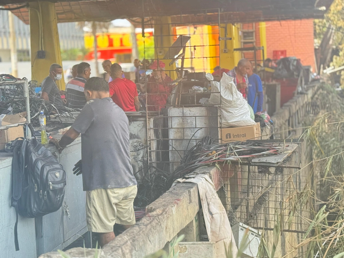 ‘Não sobrou nada’, diz comerciante após incêndio no Troca-Troca em Teresina