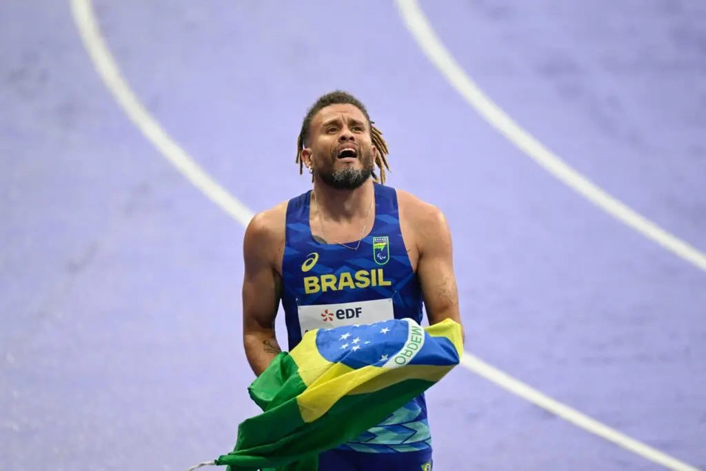 O fluminense Ricardo Mendonça celebra a conquista da medalha de ouro nos 100m, classe T37