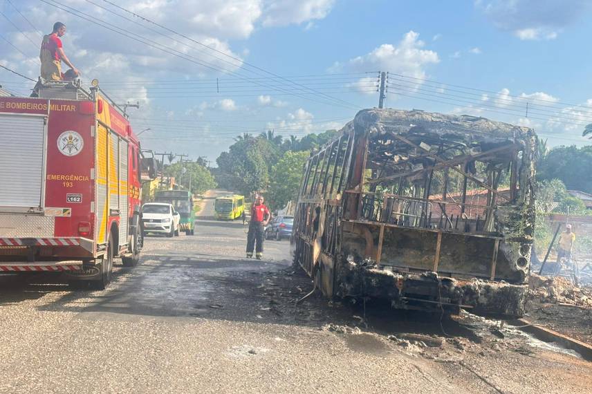 Ônibus fica totalmente destruído após pegar fogo em Teresina Ônibus fica totalmente destruído após pegar fogo em Teresina
