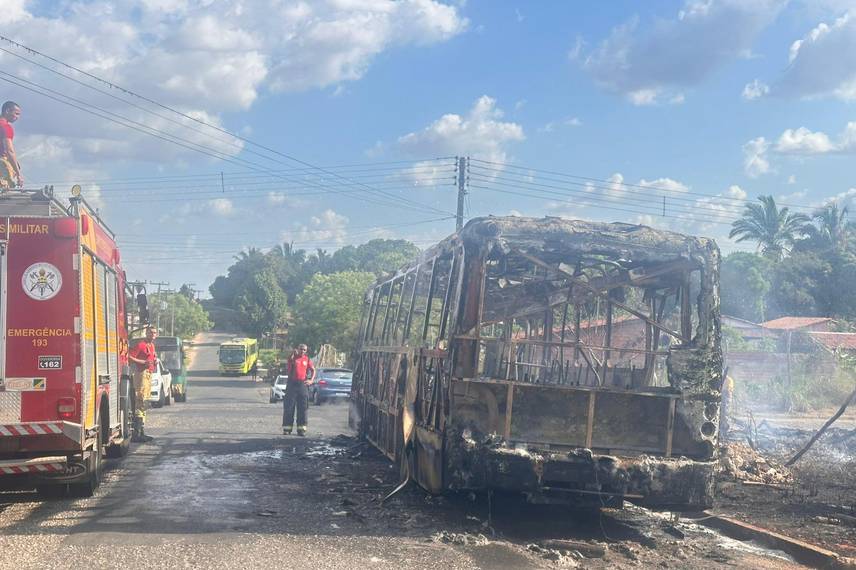 Ônibus fica totalmente destruído após pegar fogo em Teresina Ônibus fica totalmente destruído após pegar fogo em Teresina