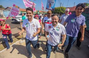 Ao lado de Bárbara do Firmino, Fábio Novo participa de caminhada em Teresina (Foto: Ascom/Fábio Novo)