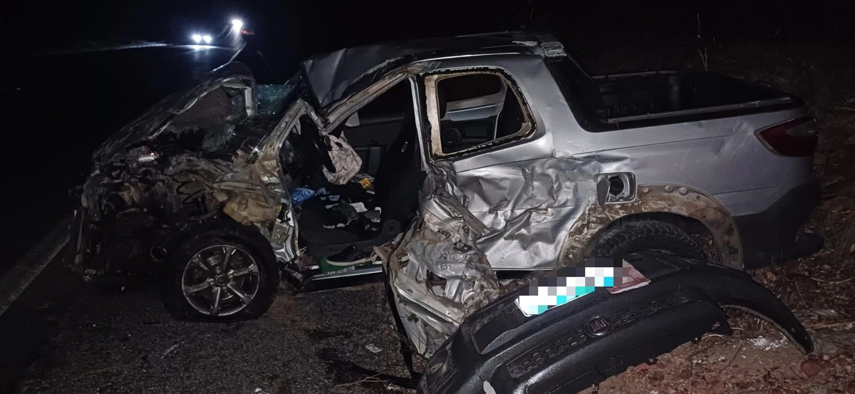 Homem morre ao colidir contra caminhão-pipa