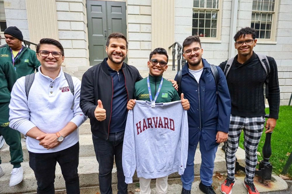 Nos EUA, intercambistas piauienses participam de tour pela Universidade de Harvard e assistem jogo de baseball