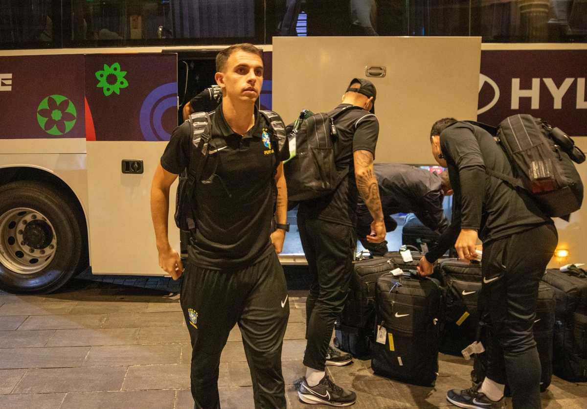 Seleção Brasileira desembarca em Tashkent para semifinal da Copa do Mundo de Futsal