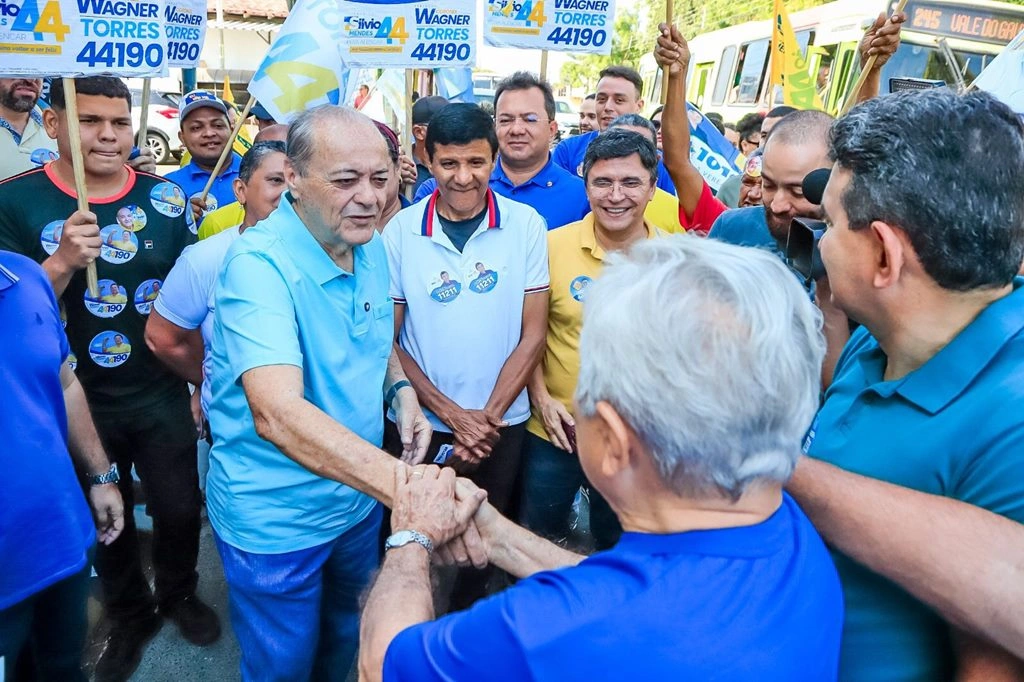 Silvio Mendes realiza caminhada no bairro Planalto Uruguai em Teresina