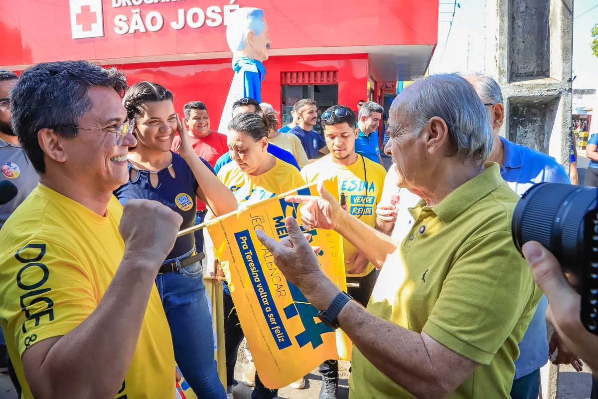 Sílvio Mendes realiza nova caminhada pela zona Leste de Teresina