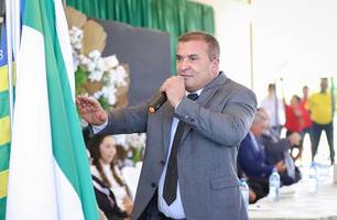 Adelmo da Cincal toma posse como prefeito de Curimatá ao lado de Flávia Jacobina (Foto: Reprodução)
