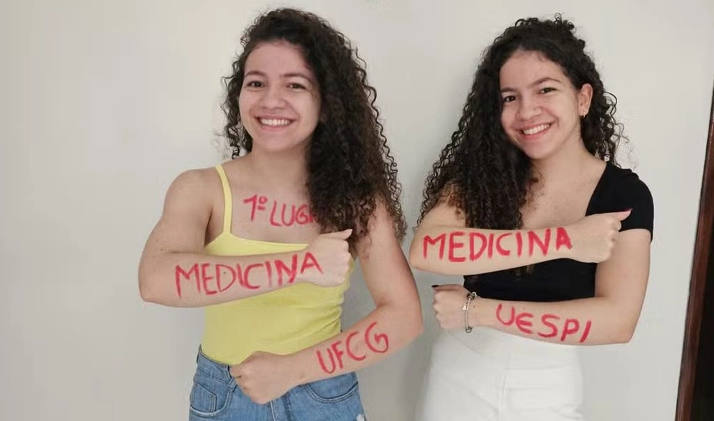 Ana Caroline Silva de Queiroz e Ana Luiza Silva de Queiroz
