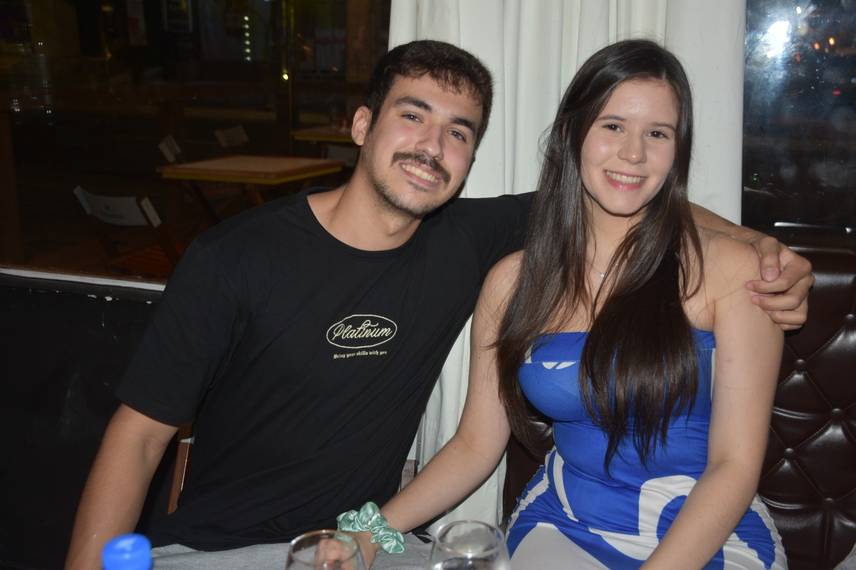 Aprovados no Enem comemoram em PUB Aprovados no Enem comemoram em PUB