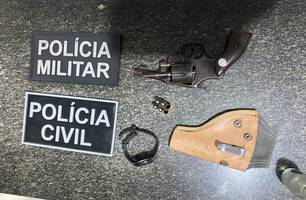 Arma encontrada pela polícia (Foto: Reprodução)