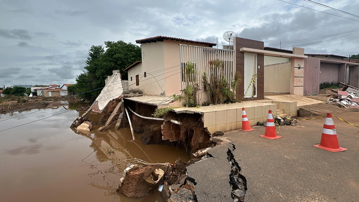 Casas atingidas por enchente em Picos correm risco de desabamento