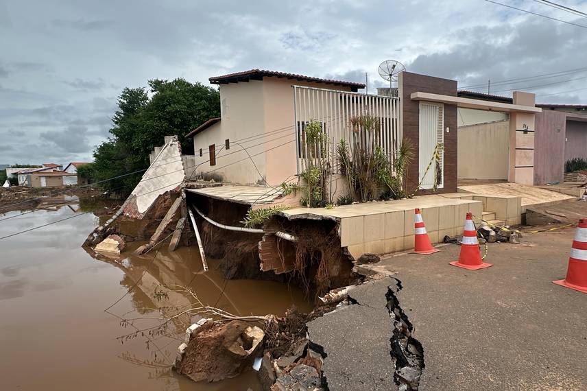 Casas atingidas por enchente em Picos correm risco de desabamento Casas atingidas por enchente em Picos correm risco de desabamento