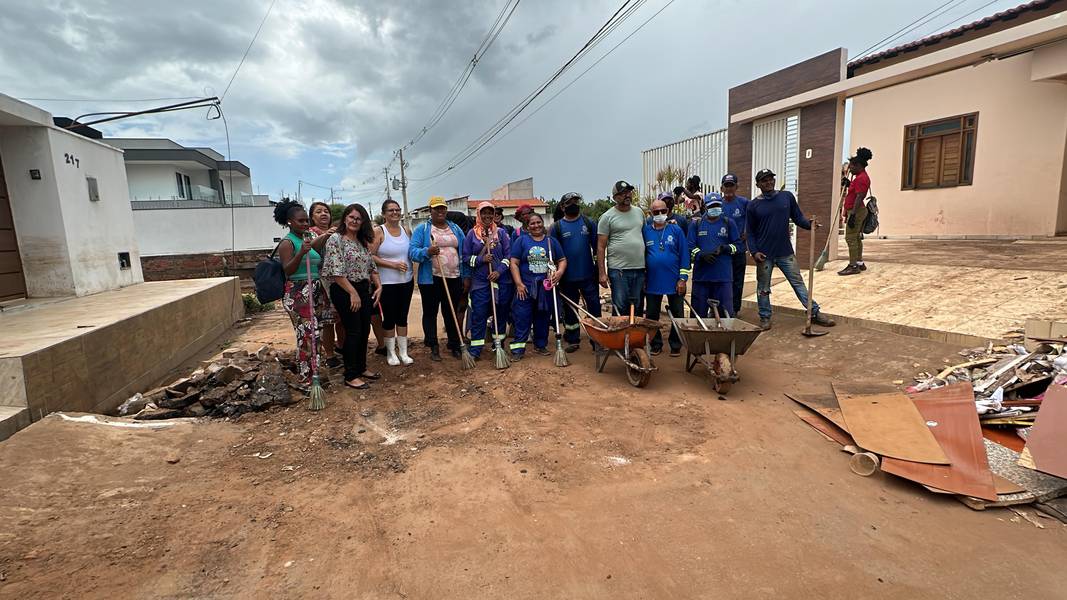 Casas atingidas por enchente em Picos correm risco de desabamento